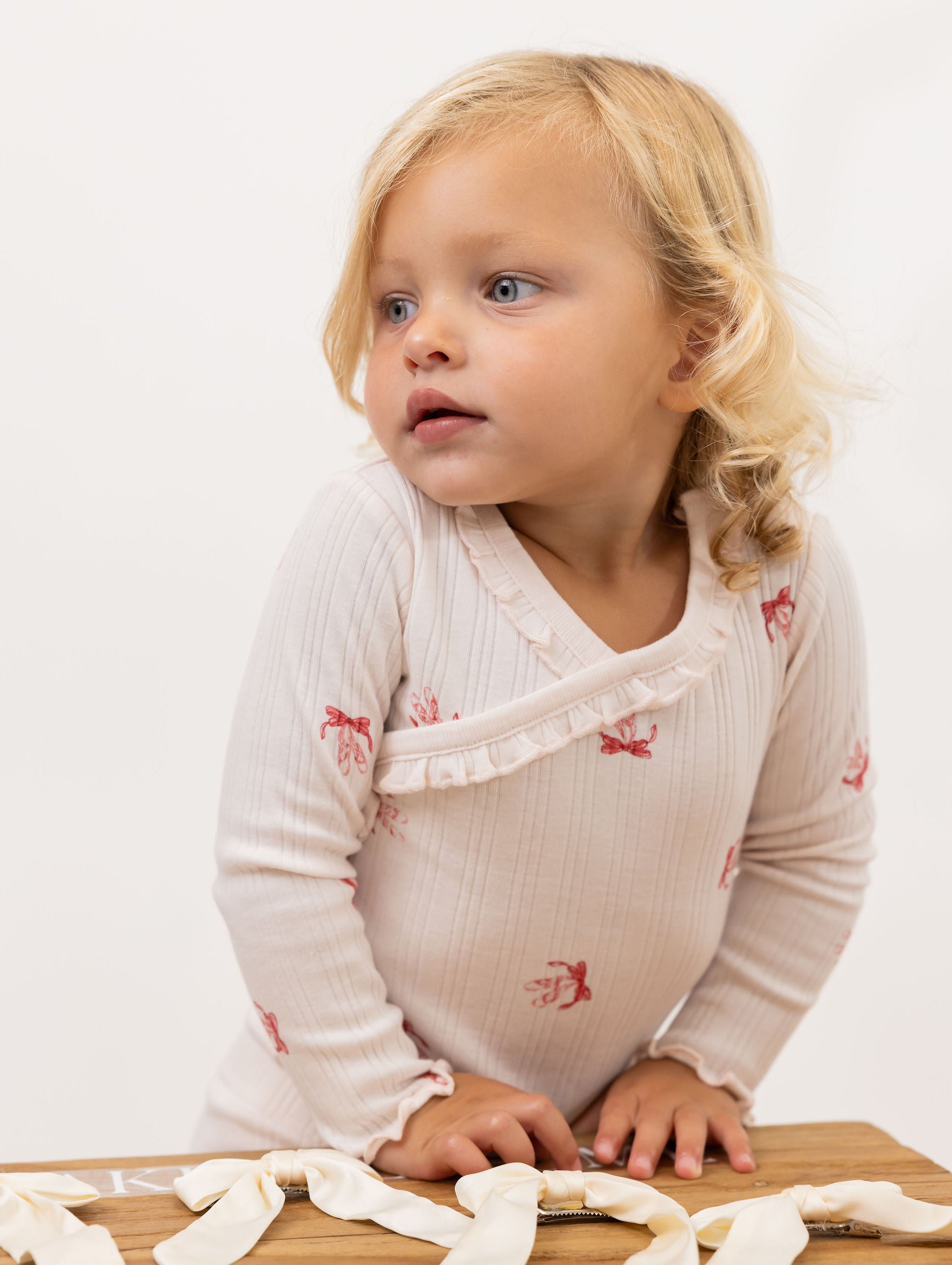 סט בגד גוף ומכנסיים פפיונים