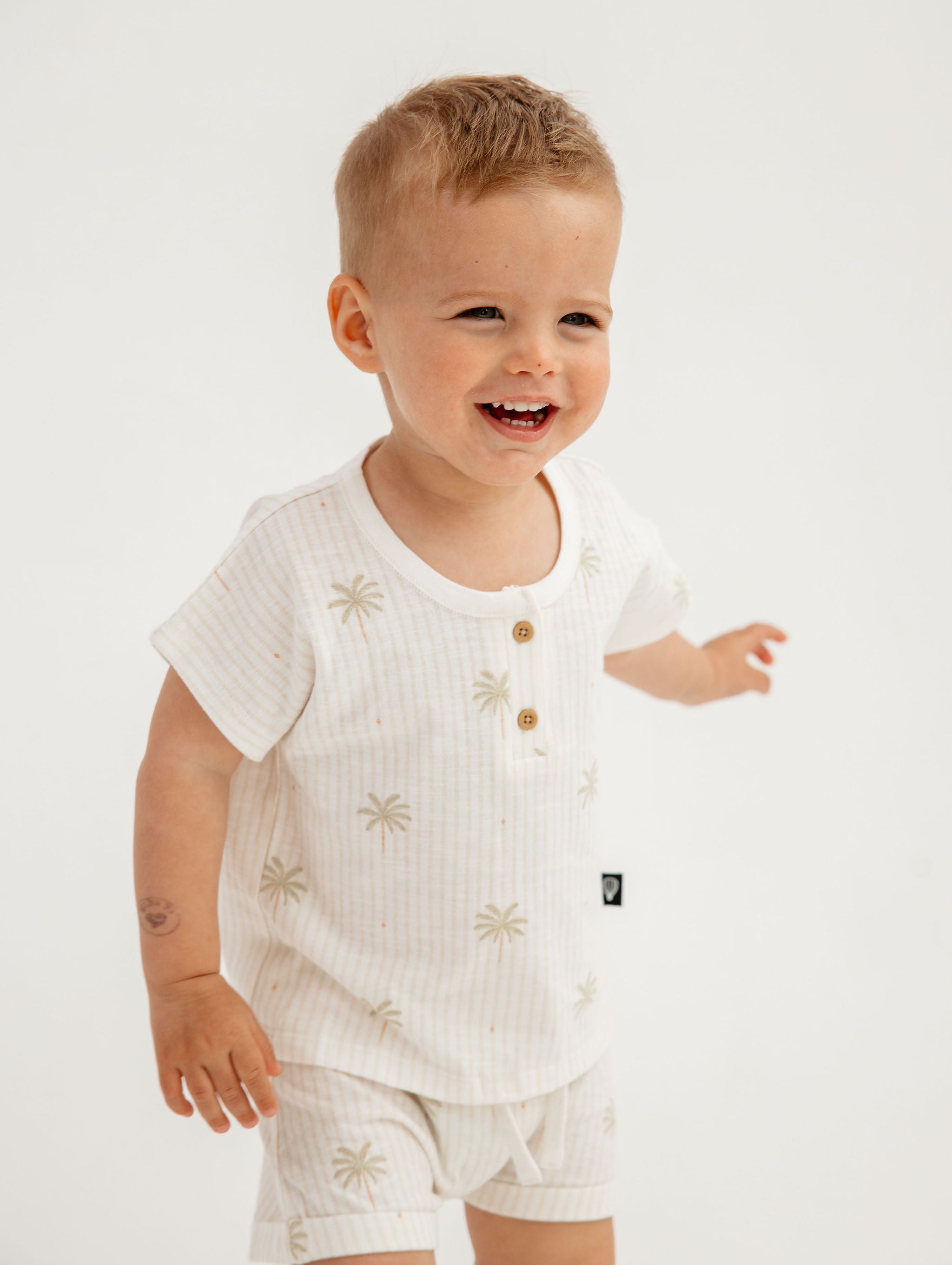 סט חולצה ומכנסיים דקלים