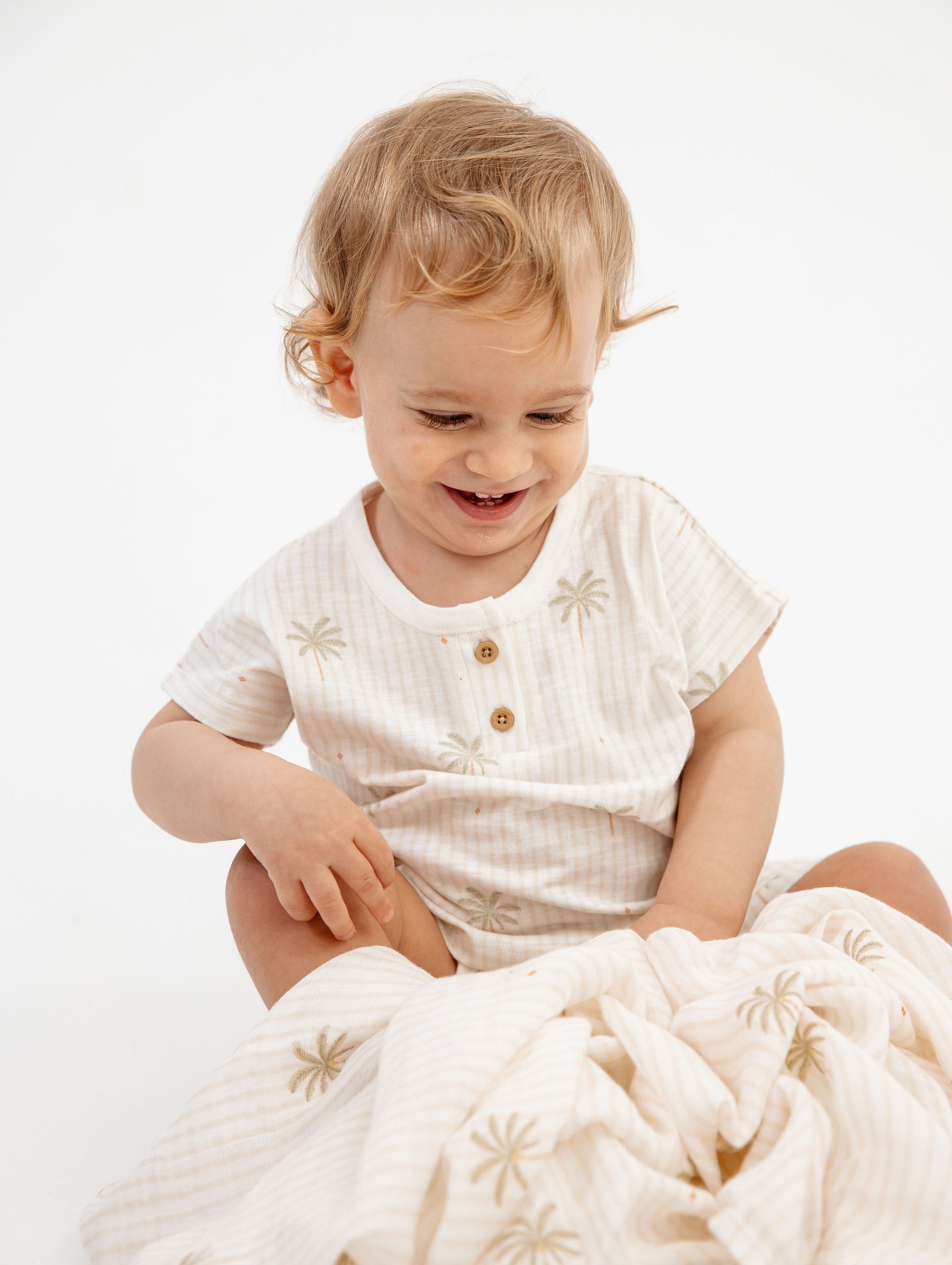 סט חולצה ומכנסיים דקלים