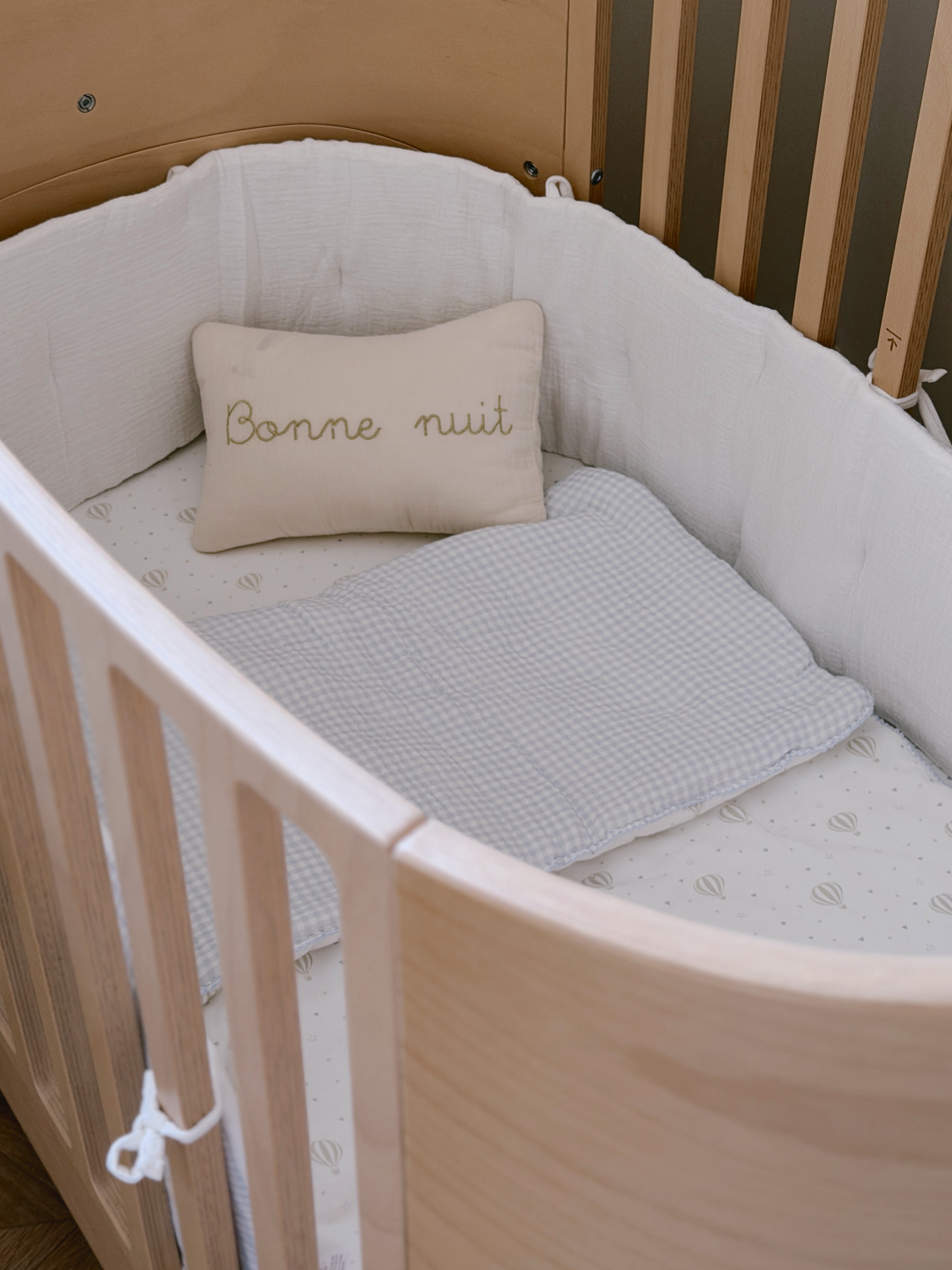 סט מצעים למיטת תינוק – משבצות וכדורים פורחים