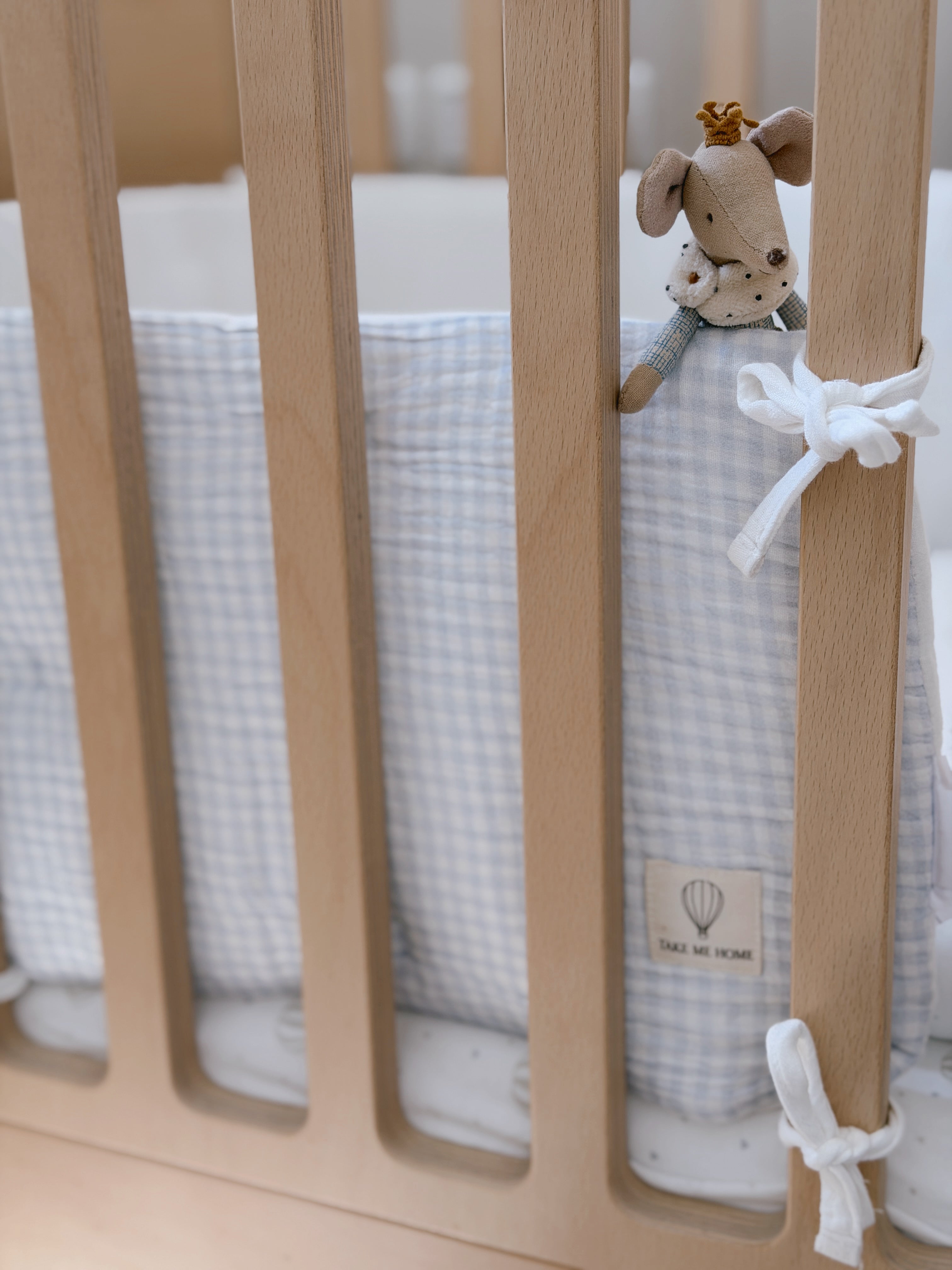 סט מצעים למיטת תינוק – משבצות וכדורים פורחים