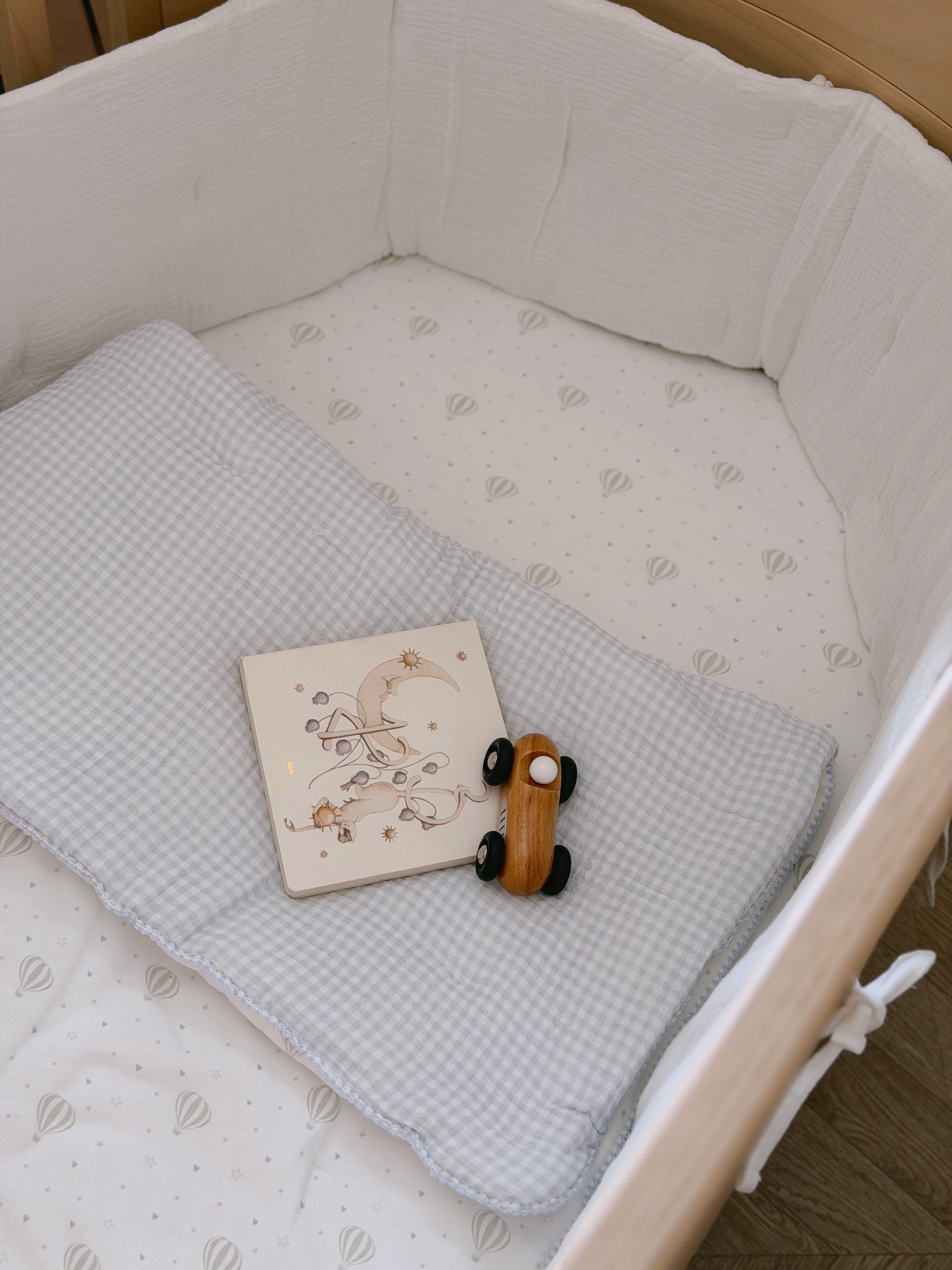 סט מצעים למיטת תינוק – משבצות וכדורים פורחים