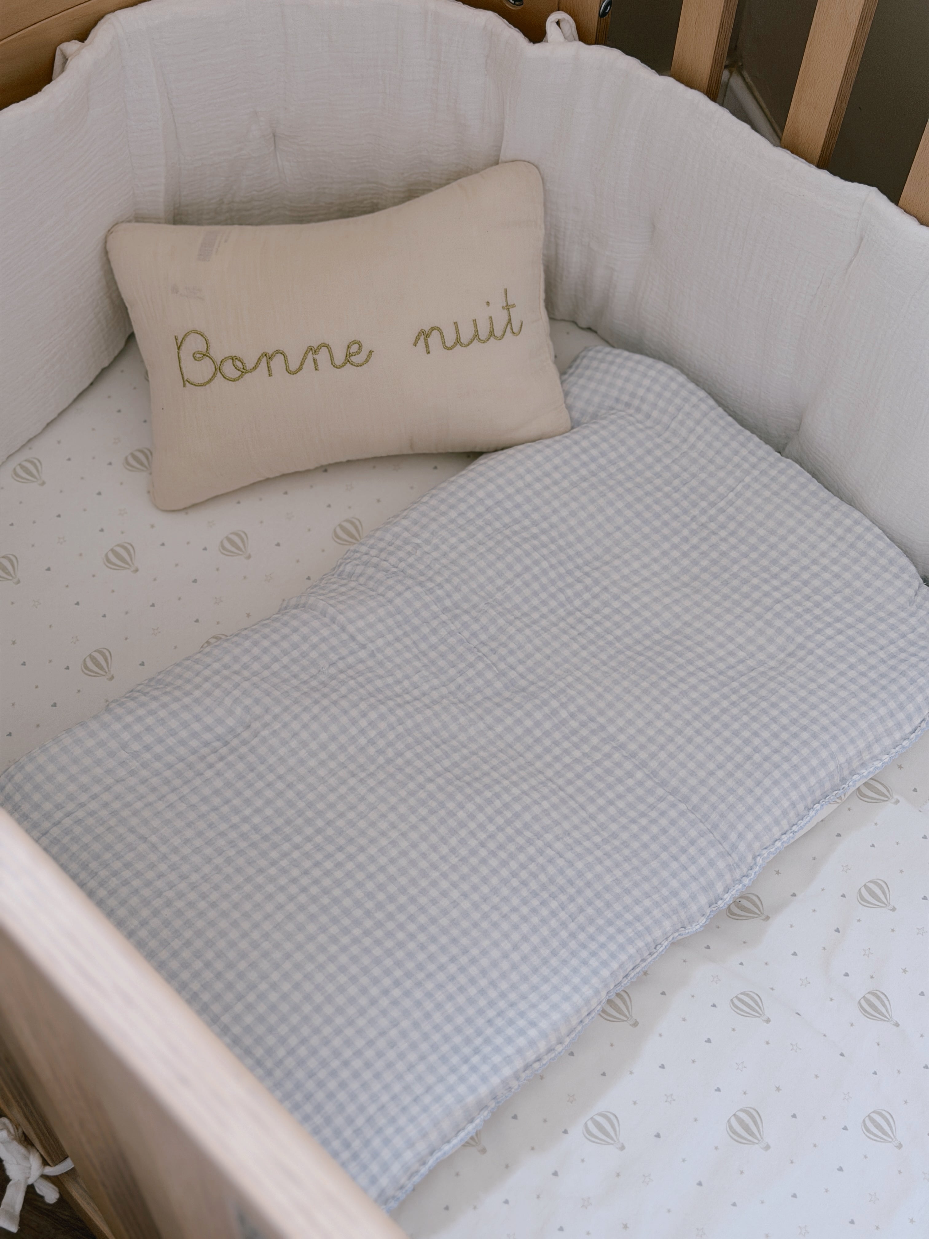 סט מצעים למיטת תינוק – משבצות וכדורים פורחים