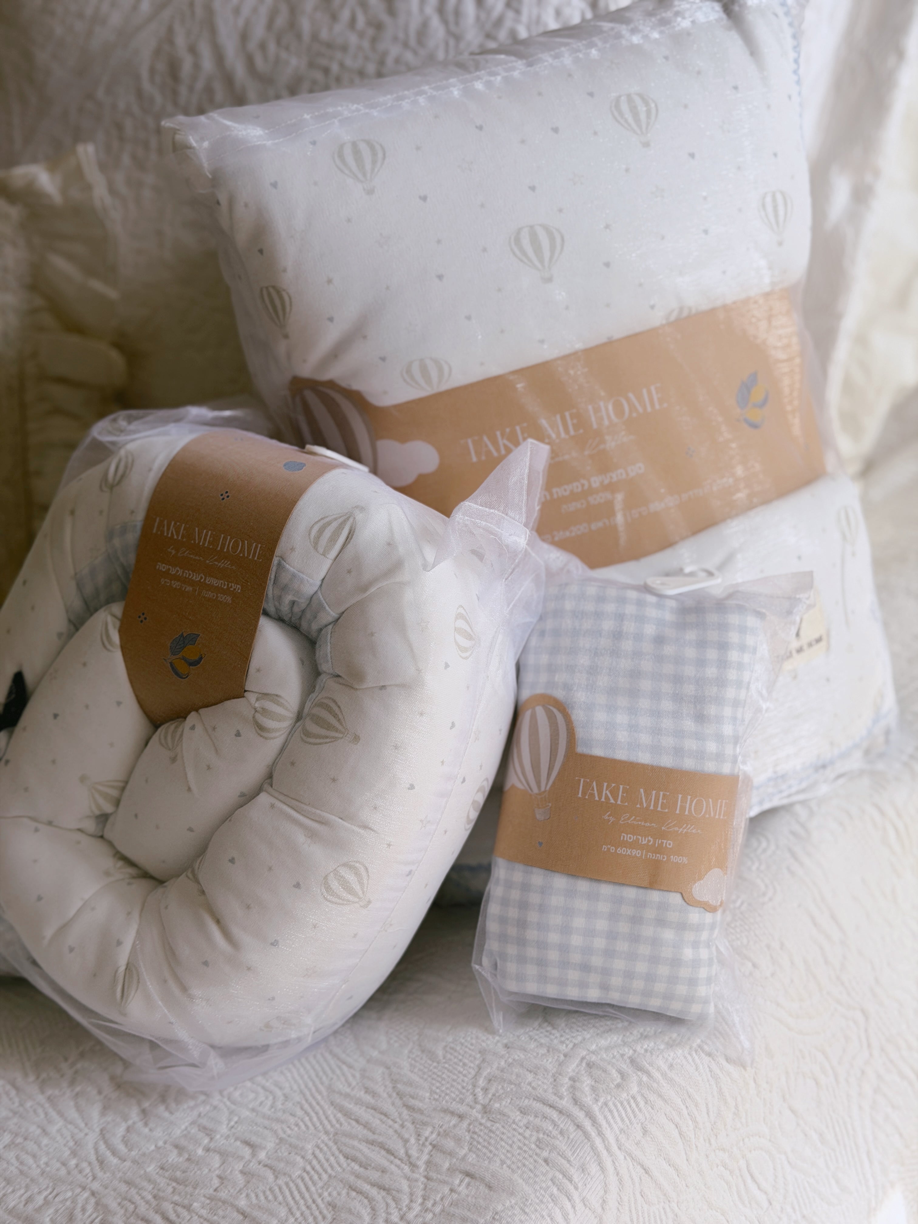 סט מצעים למיטת תינוק – משבצות וכדורים פורחים