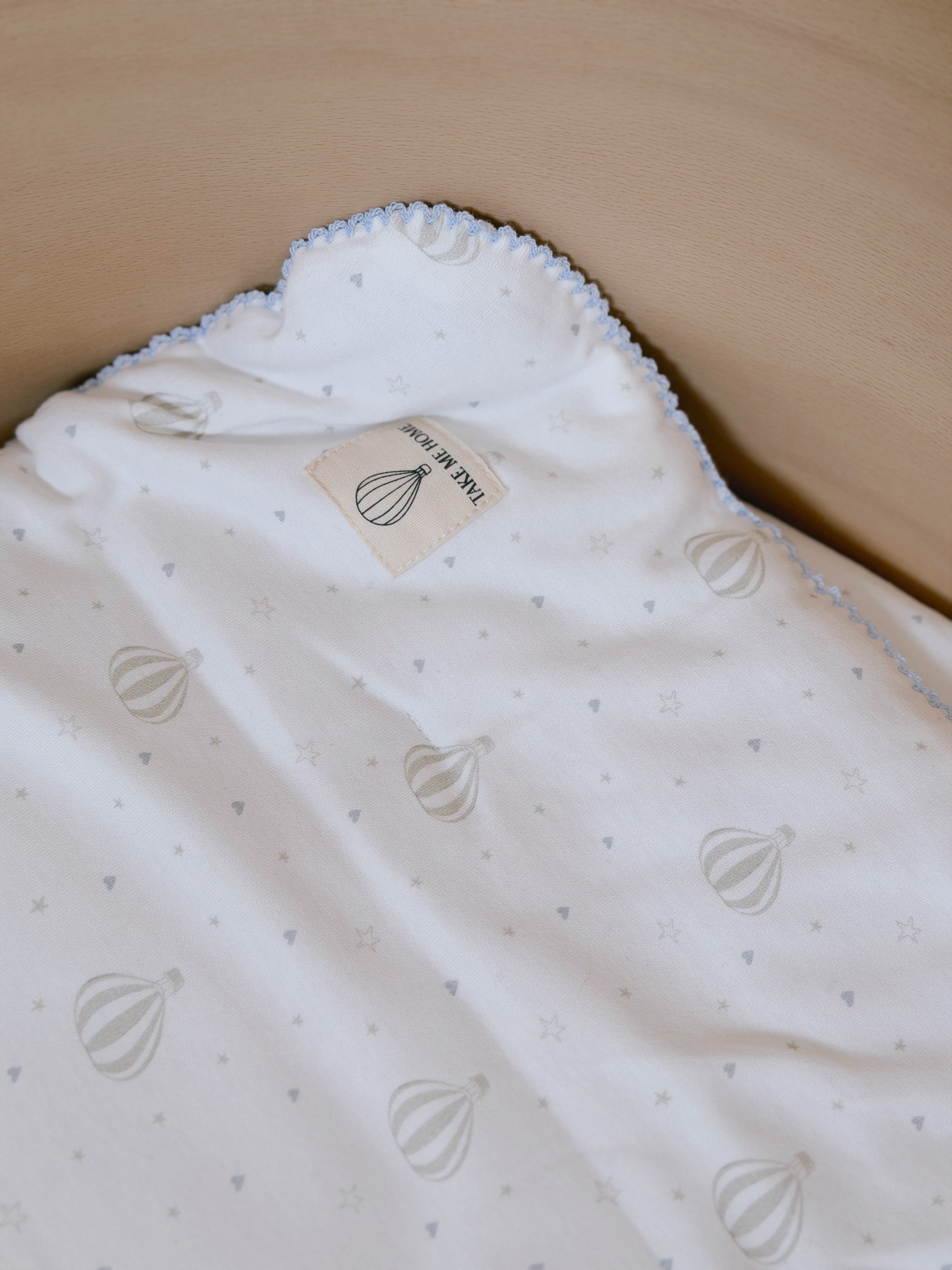 סט מצעים למיטת תינוק – משבצות וכדורים פורחים