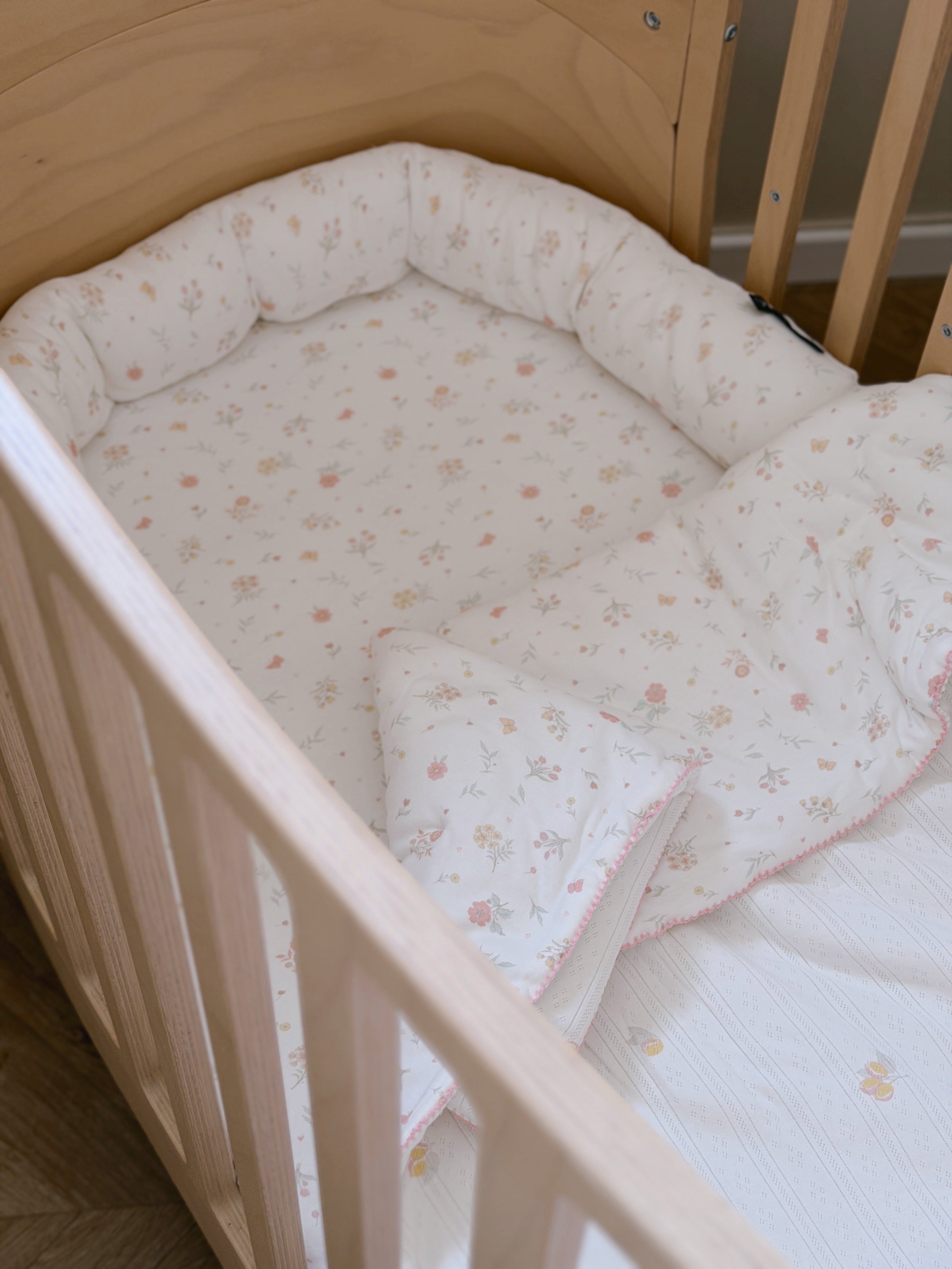 סט מצעים למיטת תינוק – פרחים ולימונים