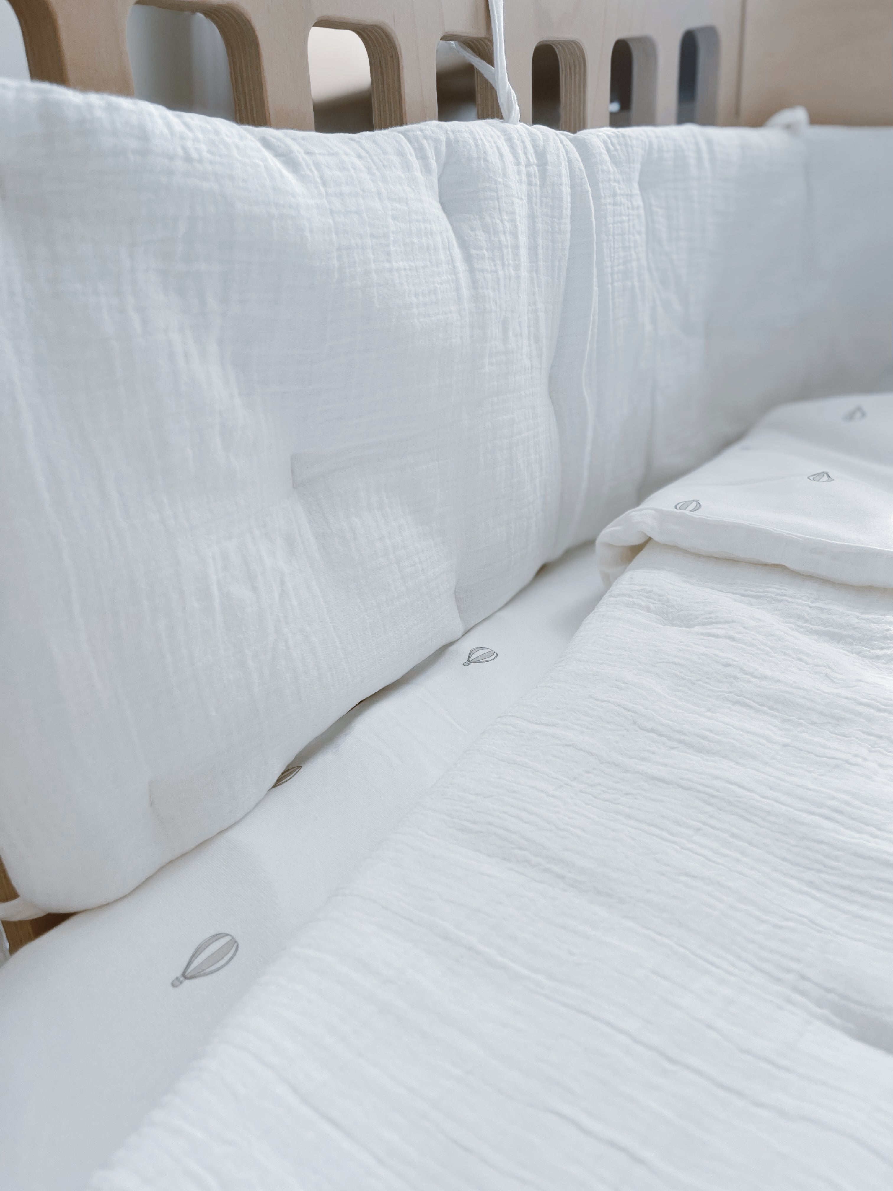 סט מצעים למיטת תינוק – הדפס כדור פורח