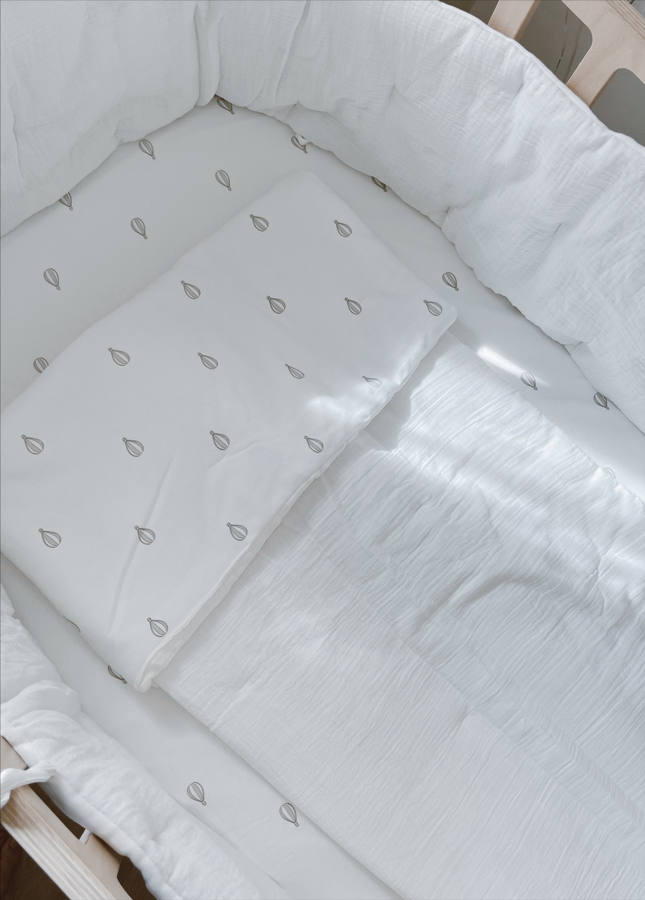 סט מצעים למיטת תינוק – הדפס כדור פורח