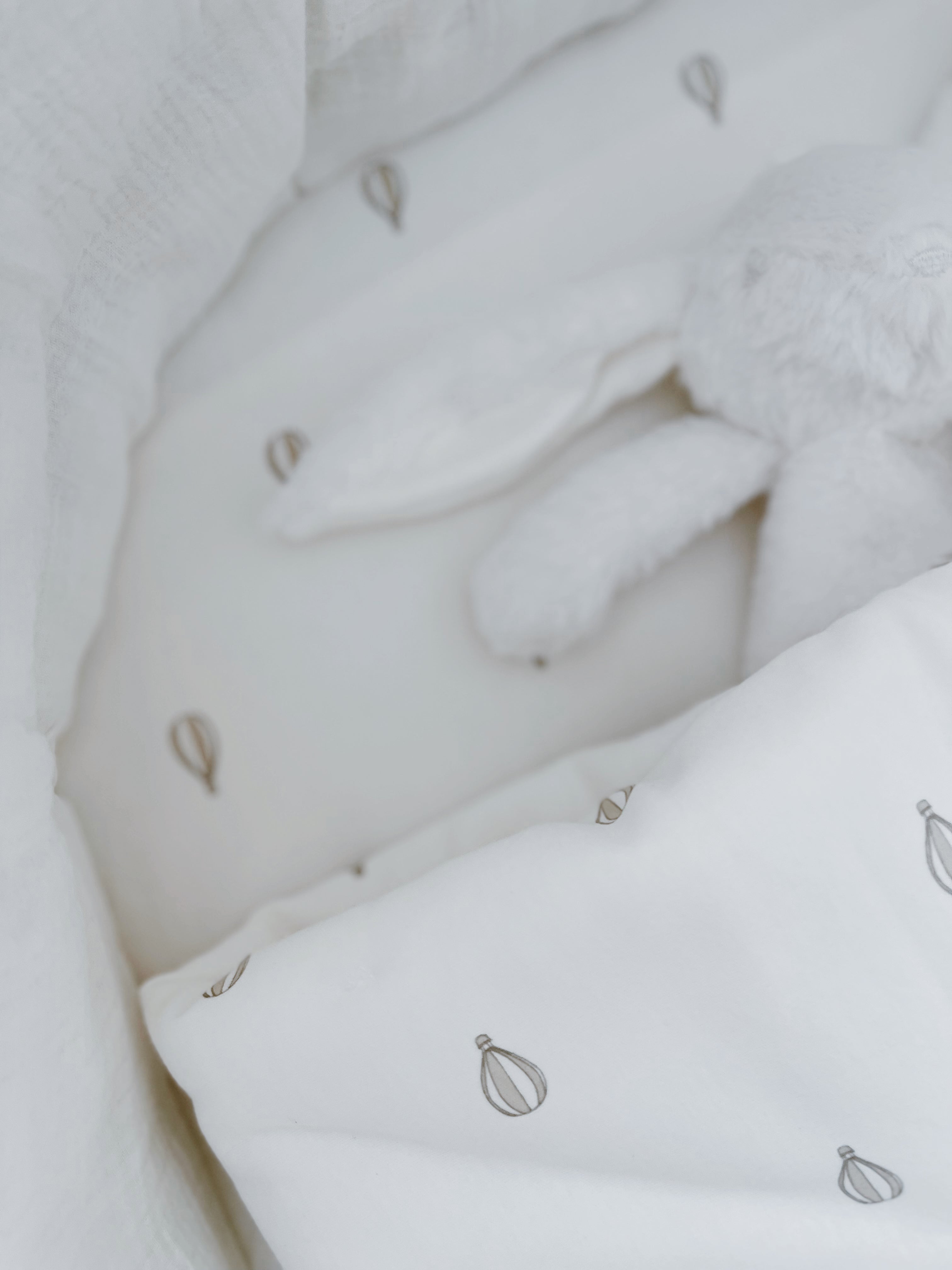 סט מצעים למיטת תינוק – הדפס כדור פורח